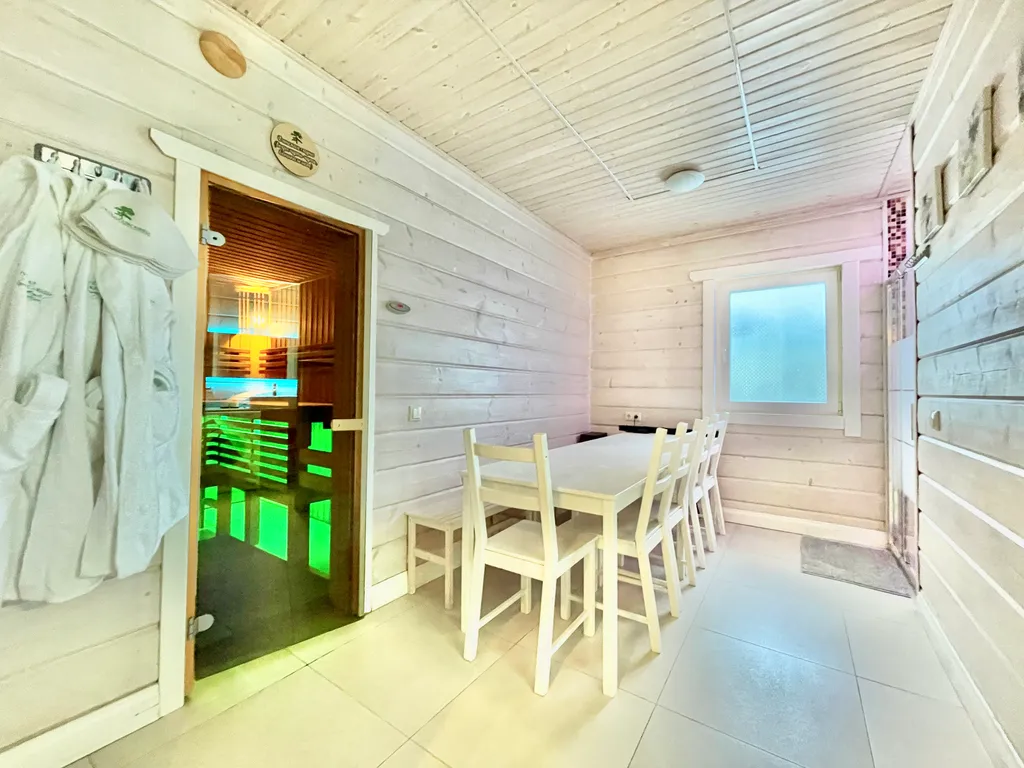 Коттедж Коттедж на берегу озера, с 5 спальнями, сауной  камином — Межозерное