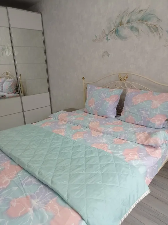 Рядом с ж/д вокзалом и  королевской усадьбой Станиславово.