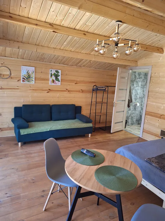 Деревянный домик на Кипарисовой аллее