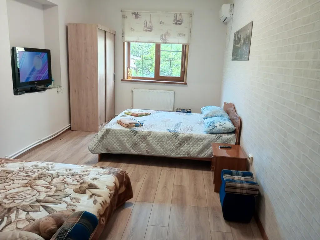 Квартира Просторная квартира в 5 минутах от моря с отдельным входом — Геленджик