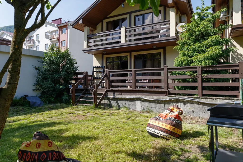 Двухэтажный дом с видом на горы, террасой и парковкой