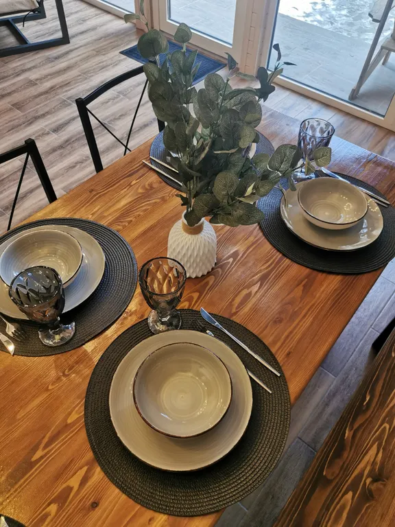 Треугольный дом с огороженной территорией