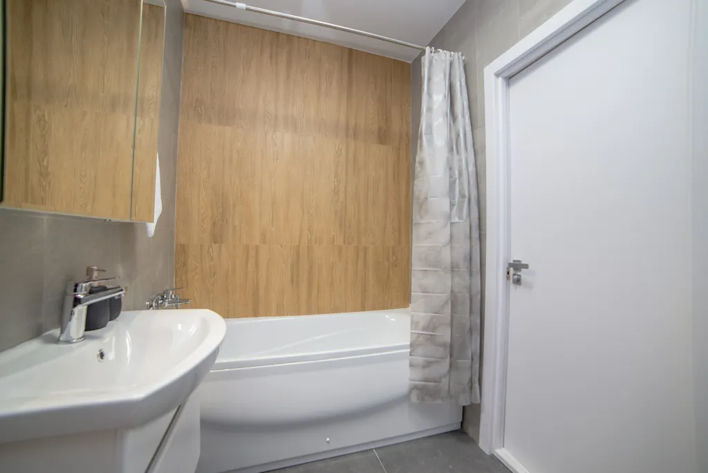 Евродвушка с балконом на Тверитина 41 для 4 гостей