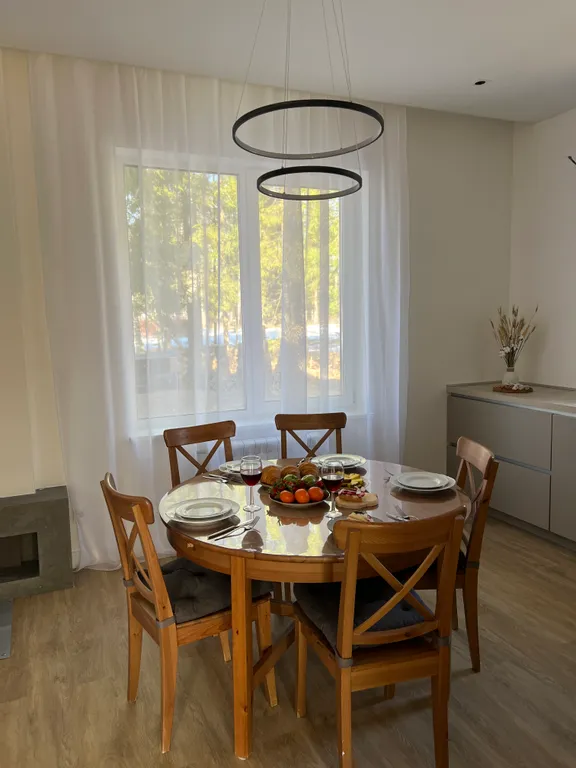 Просторный дом с камином в сосновом лесу