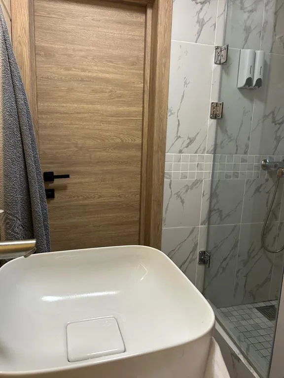 Дом-шалаш на берегу озера