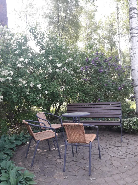 Загородный дом со своим садом