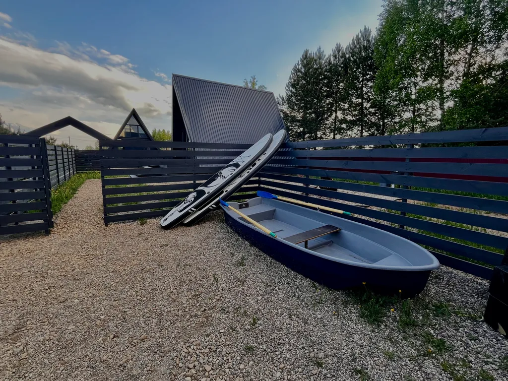 Домик у реки с банным чаном и сап-бордами