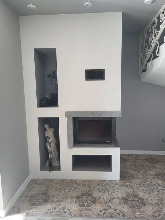 Дом с камином, зоной барбекю, батутом