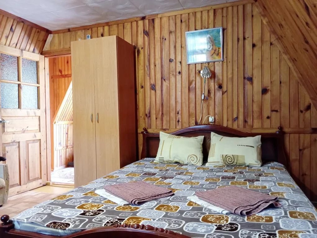 Квартира Деревянная мансарда с балконом — аренда посуточно в Орджоникидзе