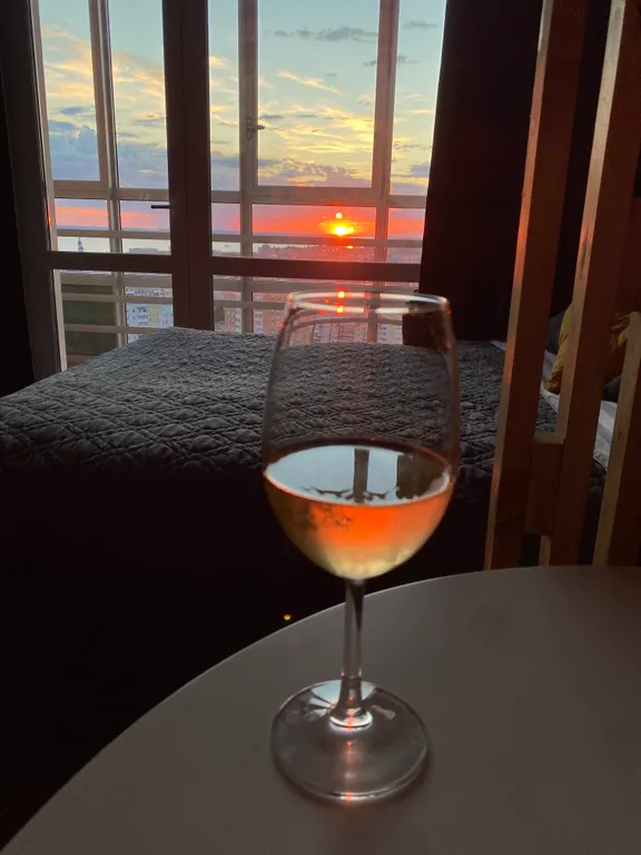 Желтая студия с панорамным видом на город и Двину