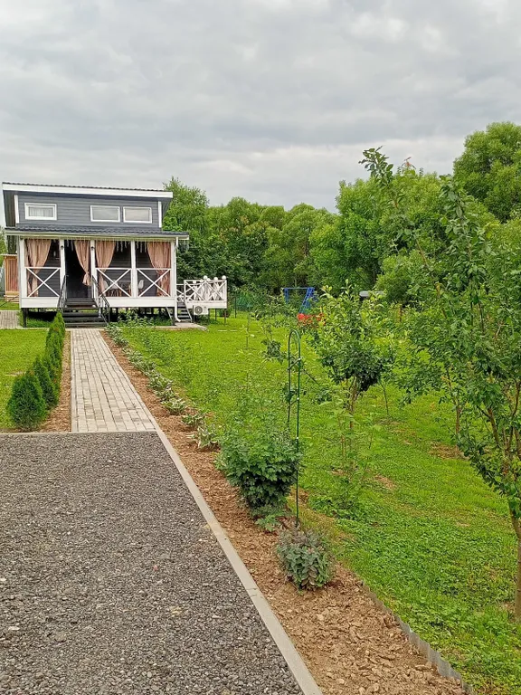 Уютный домик на берегу реки