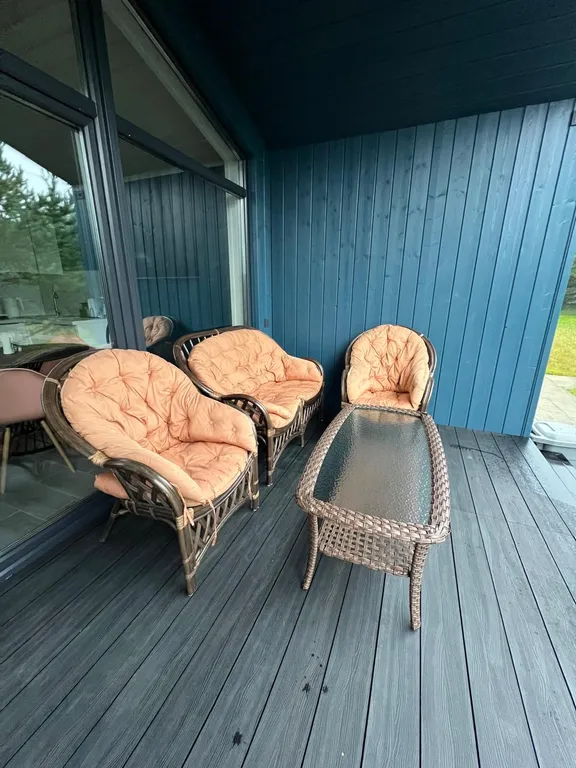 Уютный дoмик c паноpaмными окнами на лес