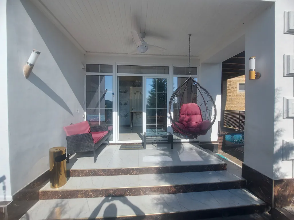 Дом с бассейном и сауной