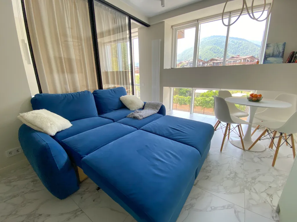 Студия с видом на горы в центре