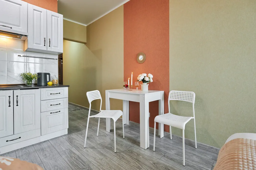 Студия у ЖД вокзала, в центре города