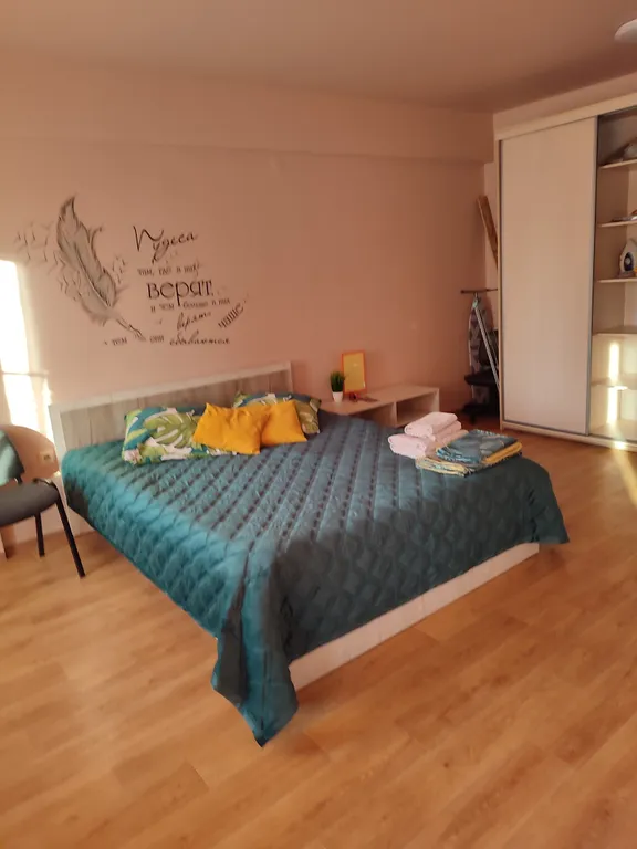 Тёплая сочная квартира