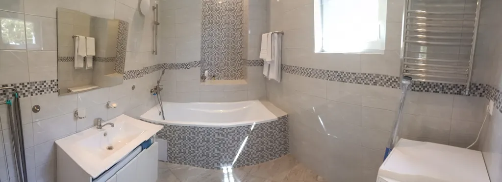 Коттедж с видом на море среди садов