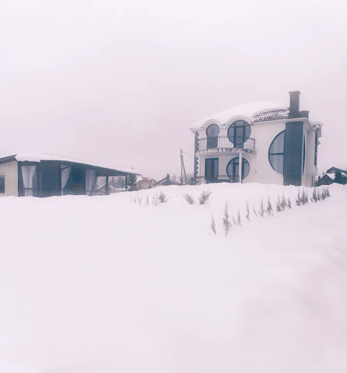 Стильный дом у реки с баней