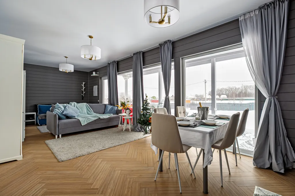 Grey House с дикими зайцами