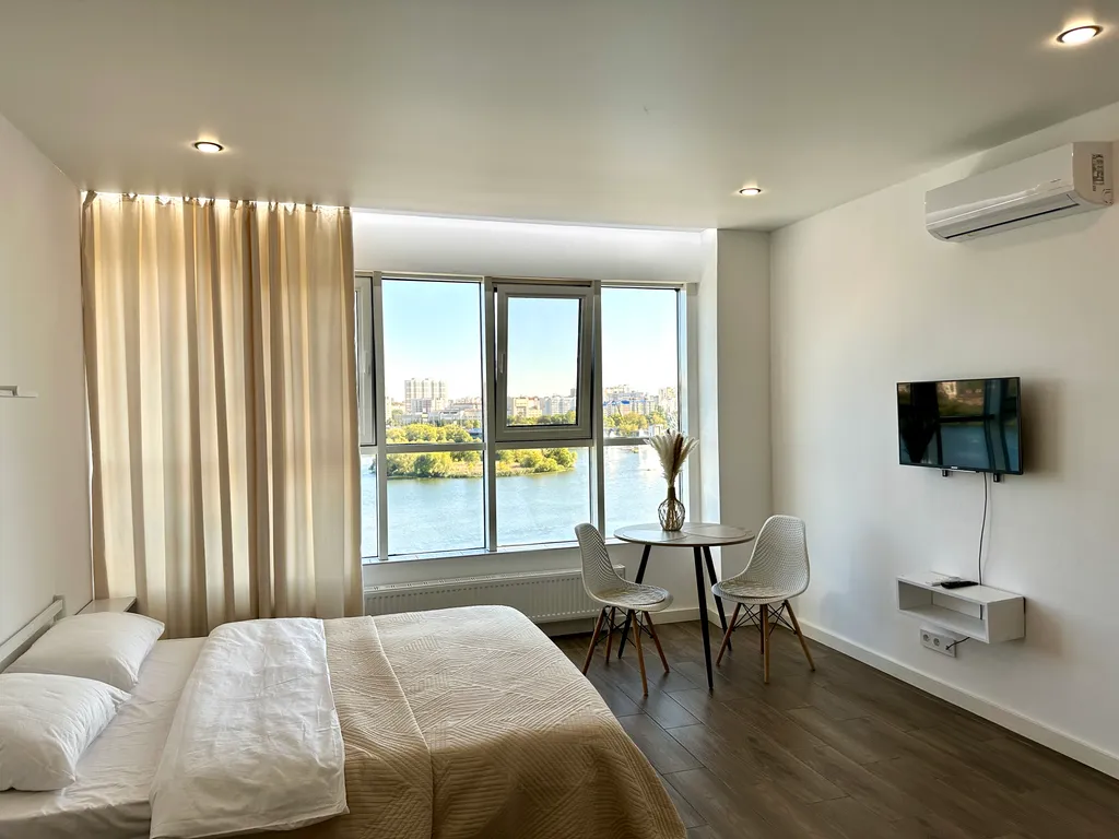 Студия с шикарным панорамным видом на набережную и реку Свияга