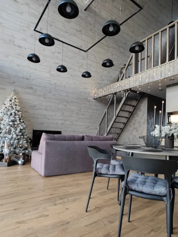 Панорамный домик с теплым бассейном в пяти минутах ходьбы от города