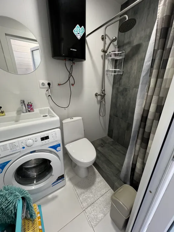 Домик в лесу с верандой и видом на море