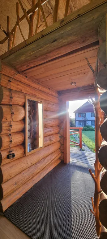 Бревенчатая изба с уникальной отделкой