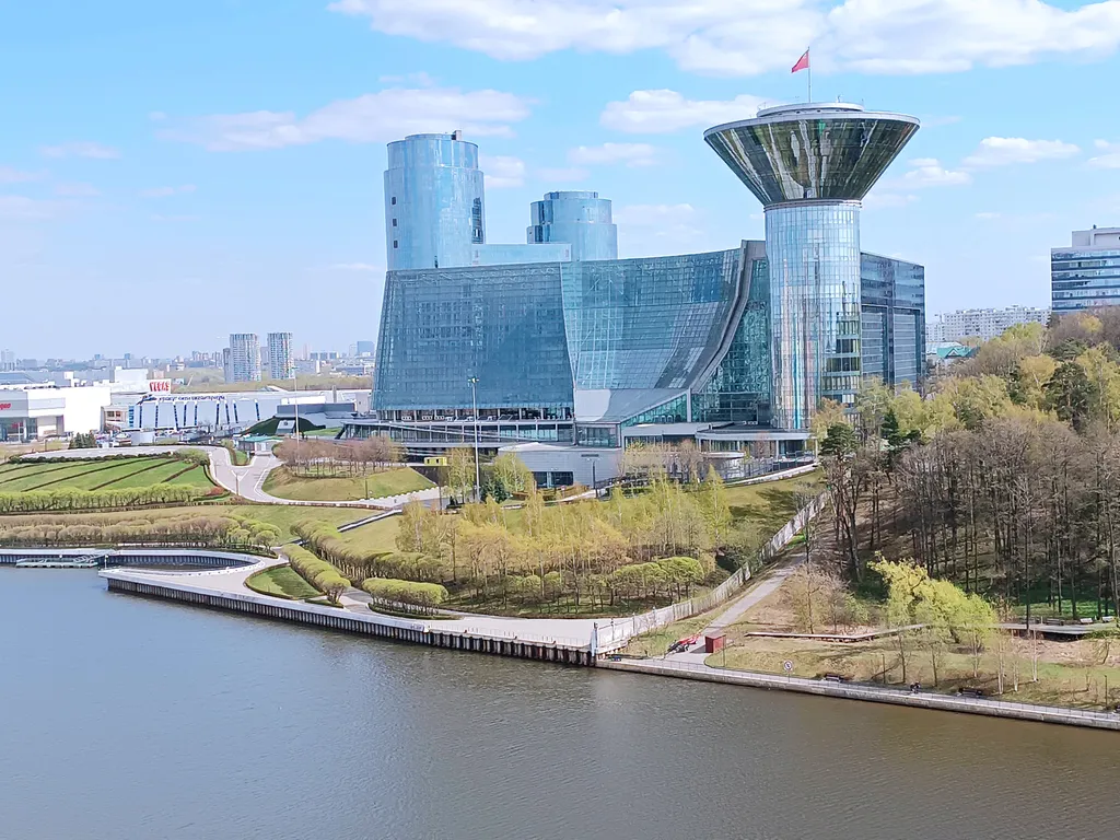 Двухкомнатная квартира с видом на набережную рядом с Крокус