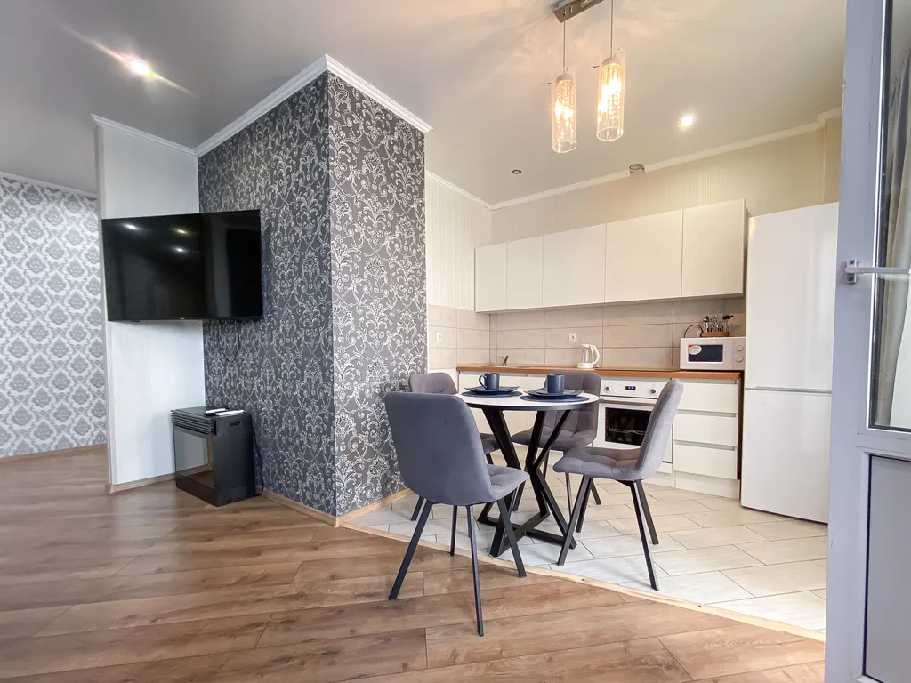 Двушка с камином и видом на реку у ТЦ Аквамолл