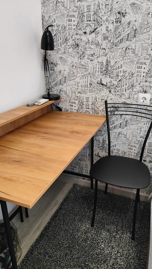 Большой стол с настольной лампой