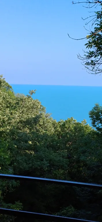 Уютная комната в доме Остановка Море с видом на море и лес