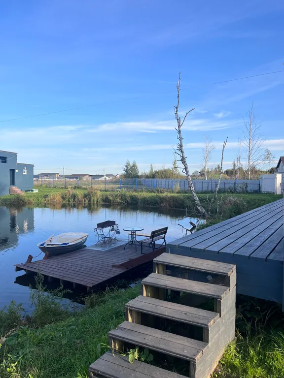 Дом с панорамными окнами на берегу озера, баня, лодка