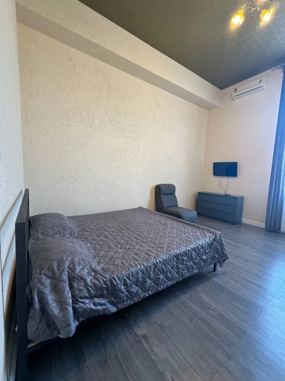 Уютная комната с большой двуспальной кроватью