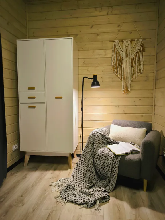 Стильный Барнхаус со вторым светом с видом на сосновый лес