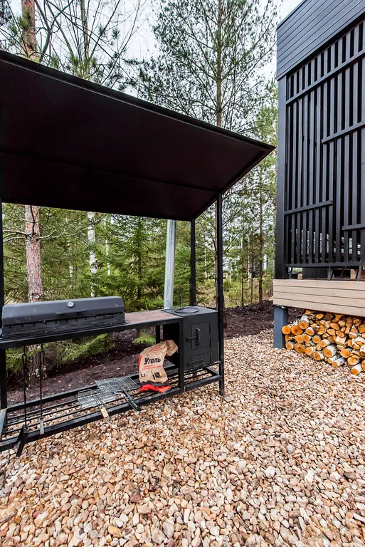 Уютный дом в окружении  леса