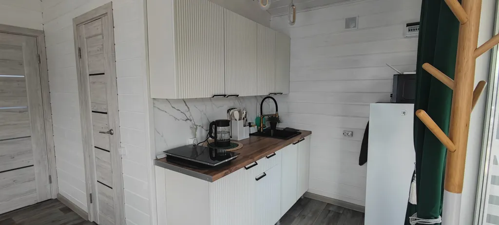 Домик у реки: банный чан, костёр, беседка с мангалом