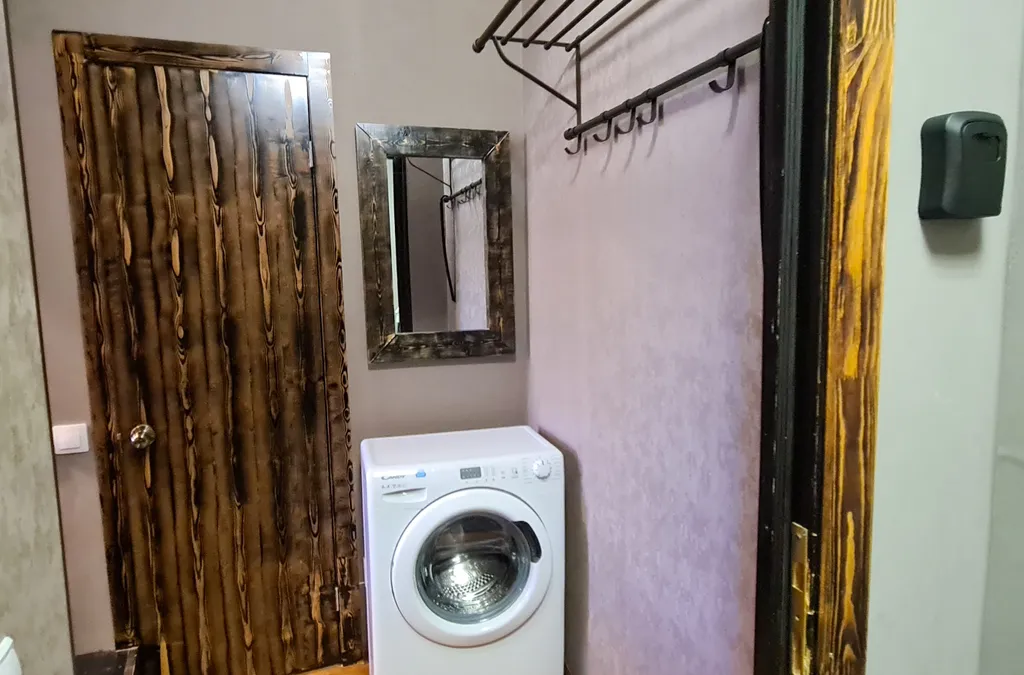 Красная студия возле Солнечного