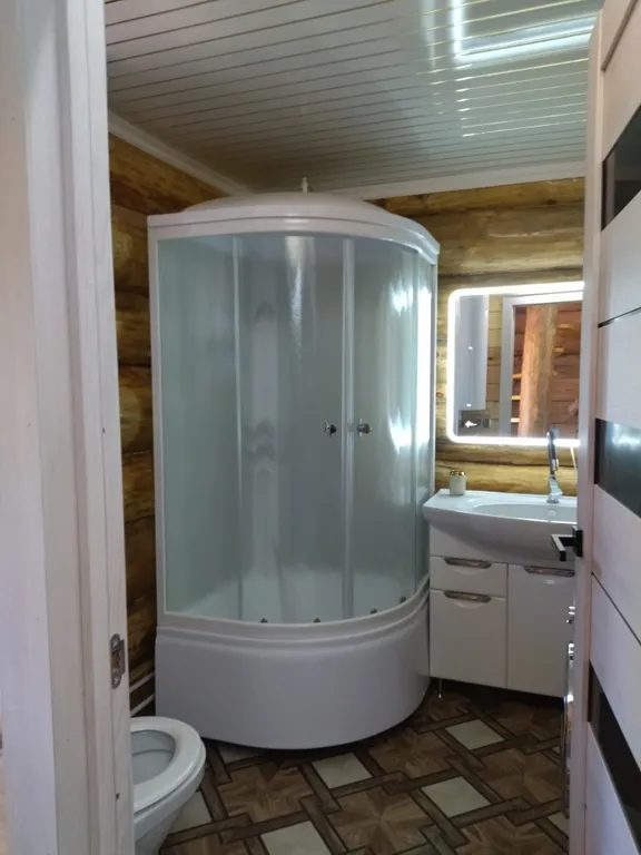 Дом в лесу среди сосен