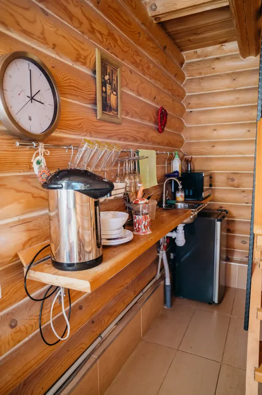 Уютный деревянный домик на берегу пруда с баней