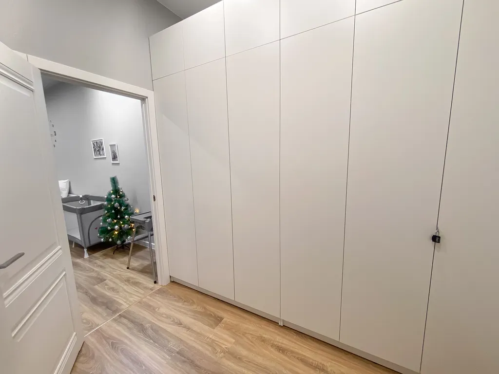 Квартира с большим ТВ у Суворовского училища