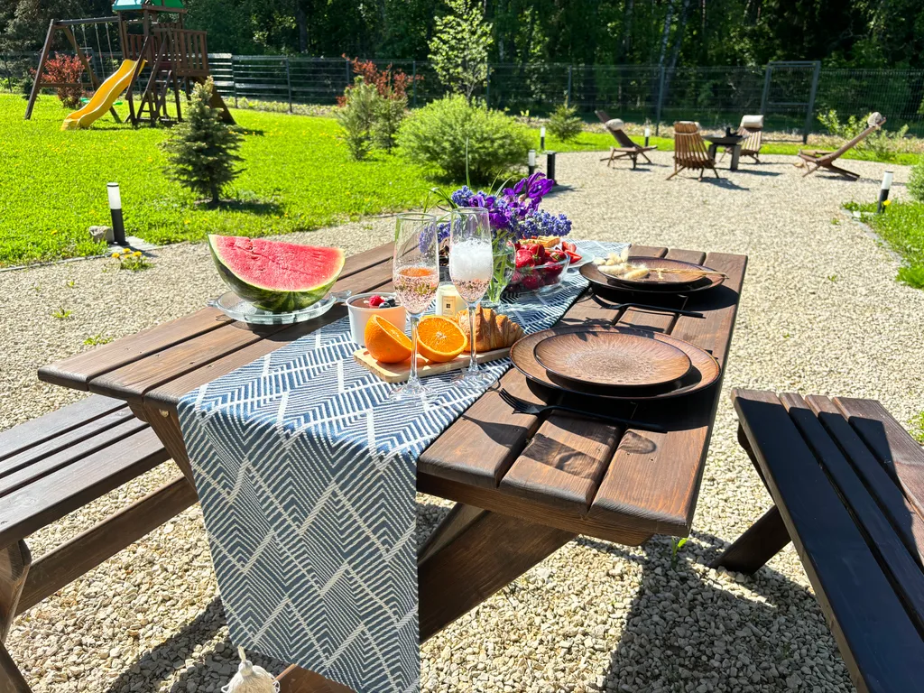 Уютный домик у леса с камином и панорамными окнами