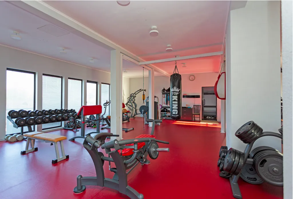 Дом с сауной и теннисными кортами