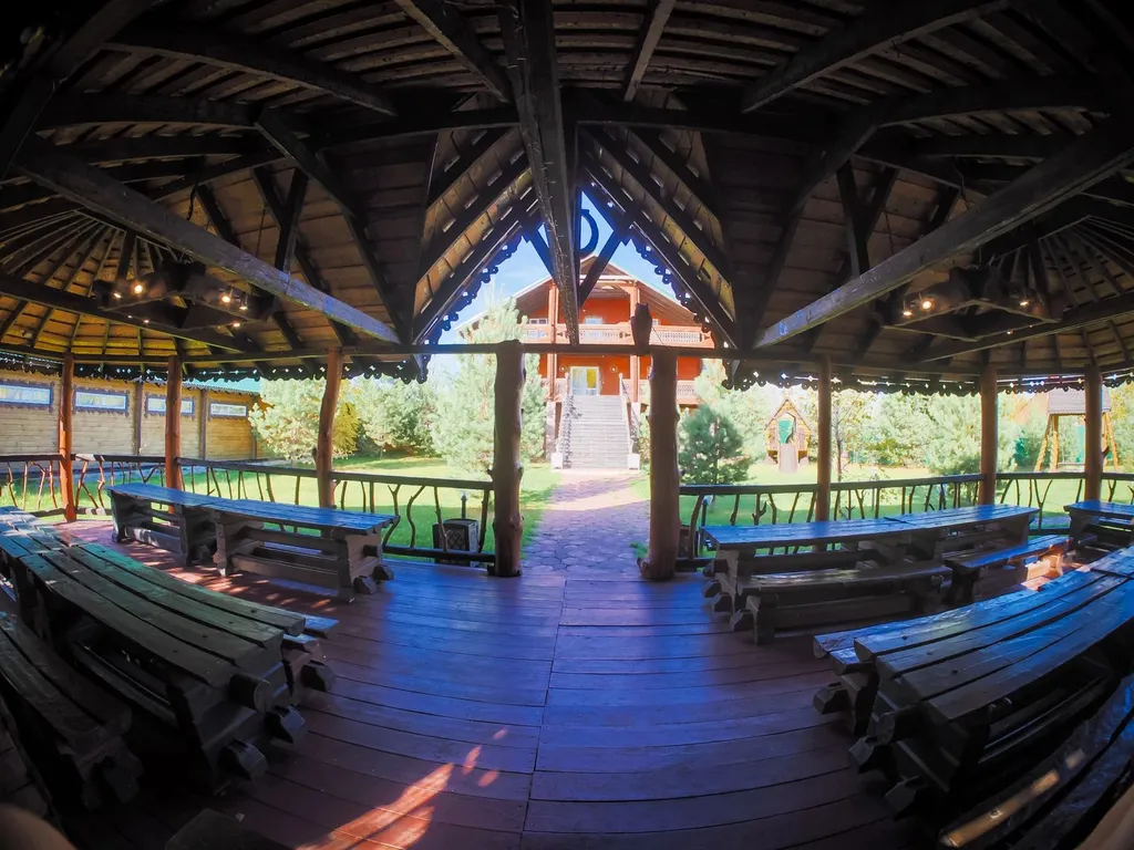 Деревянный коттедж с большой территорией рядом с городом