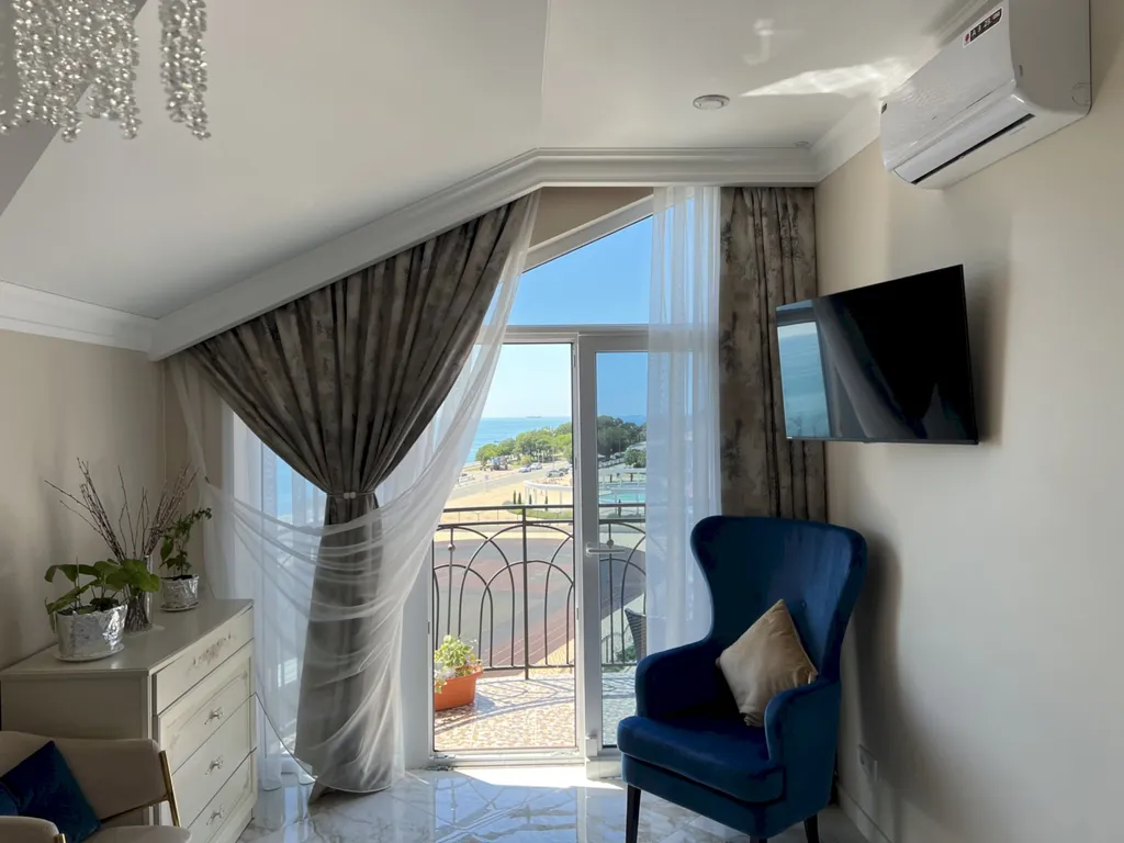 Квартира с балконом и видом на открытое море, Толстый мыс