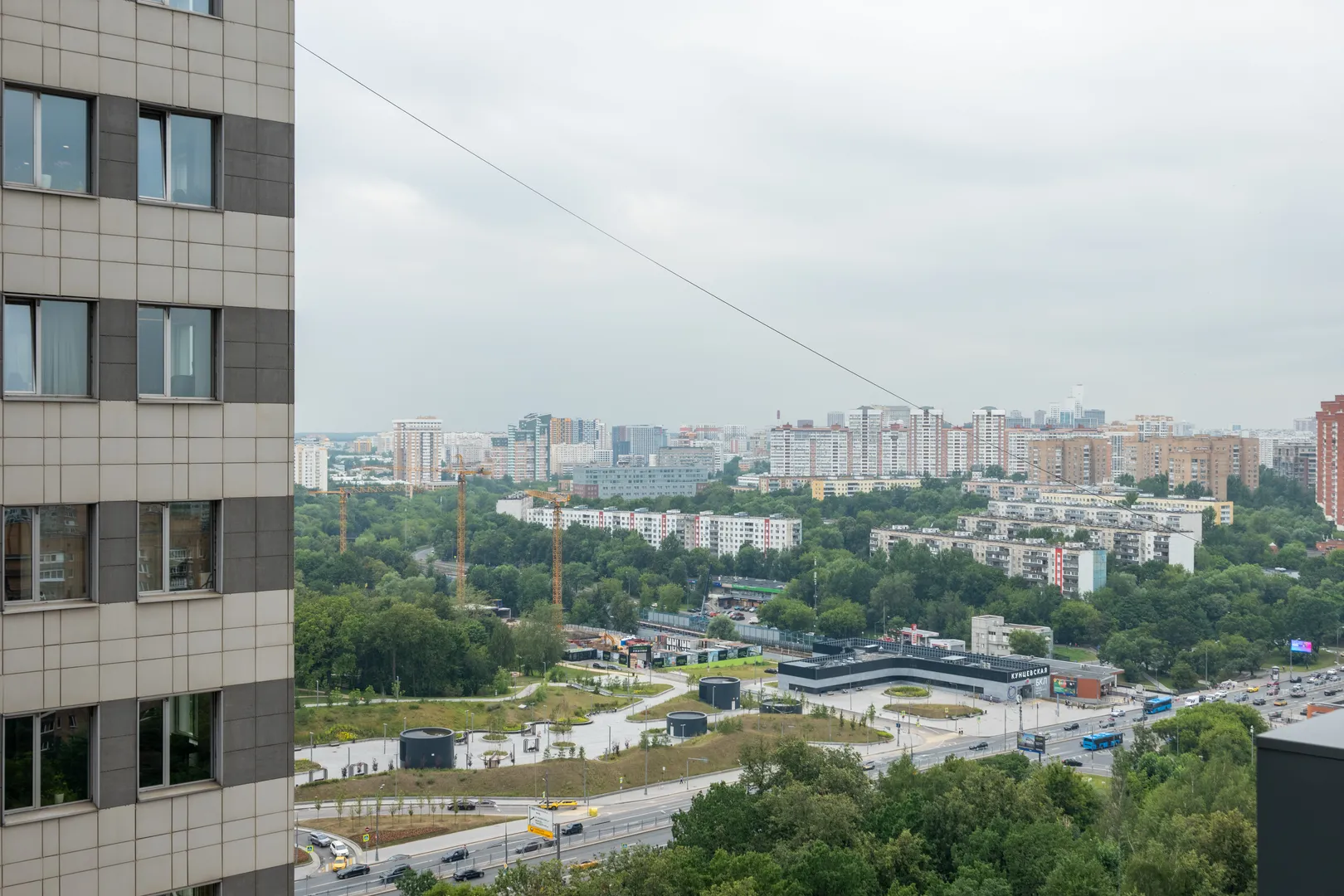 Вид из окна на Рублевское шоссе и район Кунцево