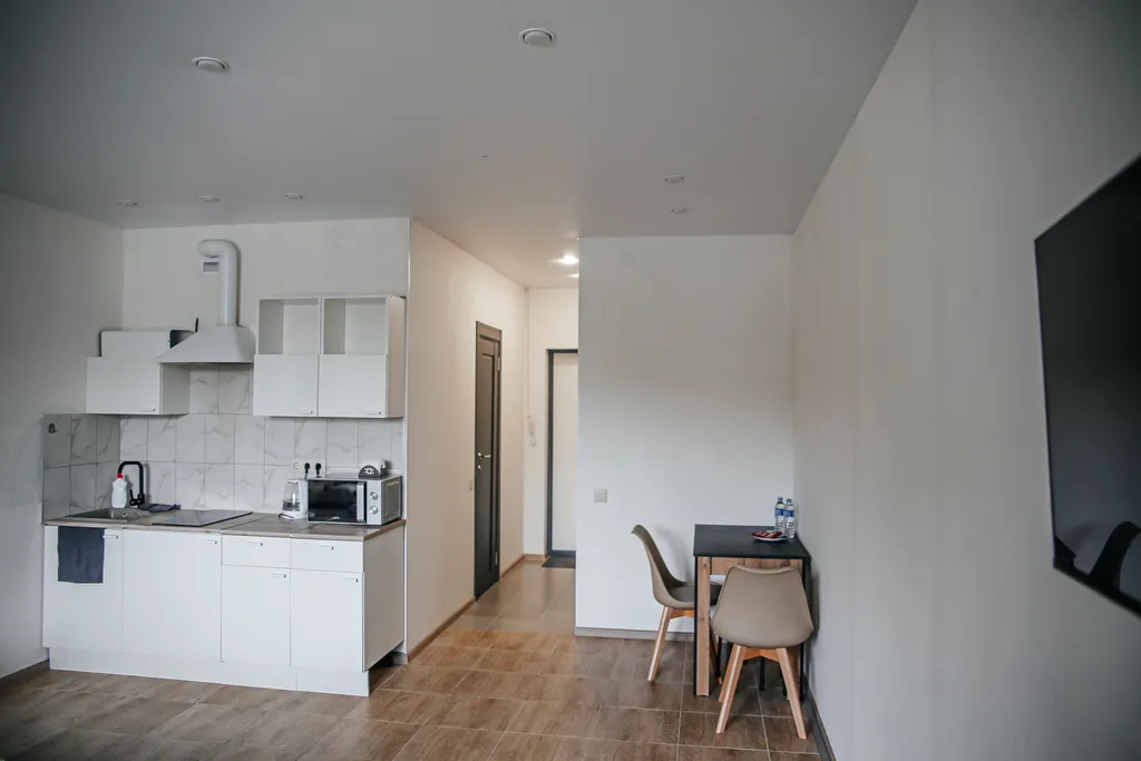 Гармония уюта: светлая студия с кроватью king size