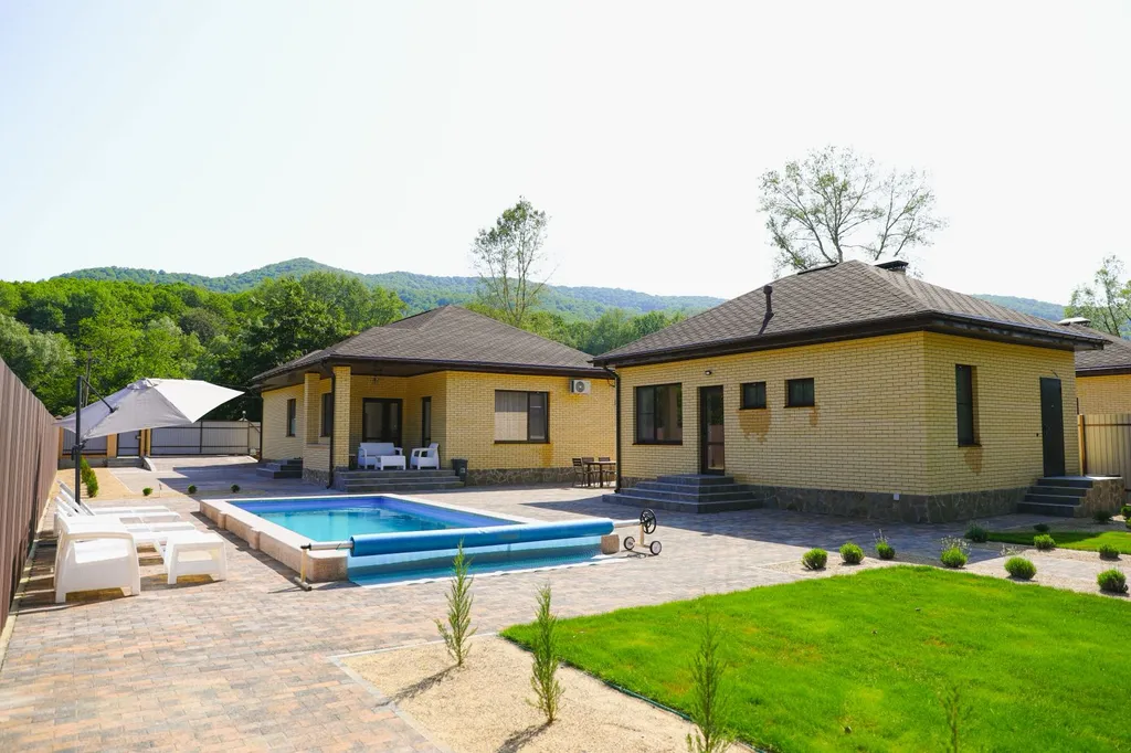 Коттедж Дом с большим бассейном в окружении леса, гор и реки — Горячий Ключ