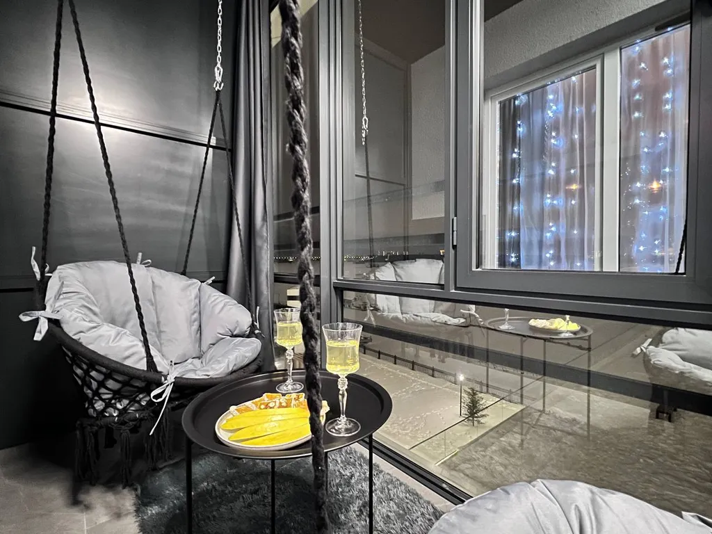 Уникальная cтудия с мини-бассейном на двоиx