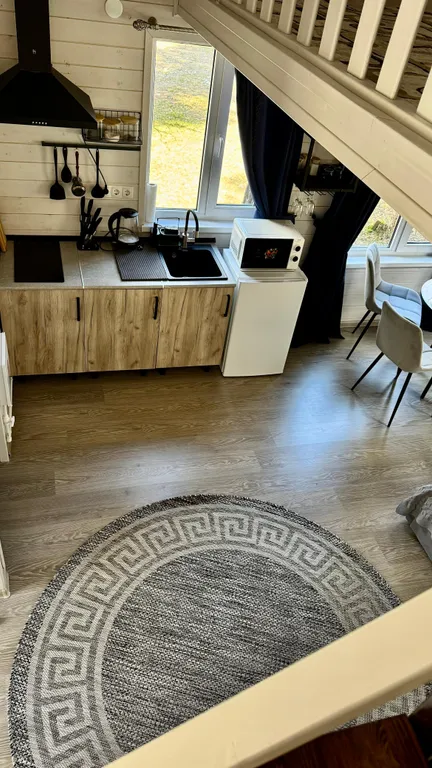 Шале на берегу реки, с беседкой