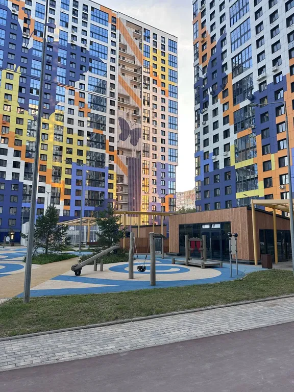 Однокомнатная квартира с большой кроватью и диваном